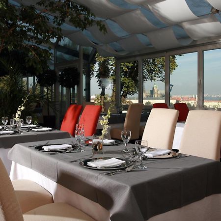 Nebozizek Hotel A Restaurant ปราก ภายนอก รูปภาพ