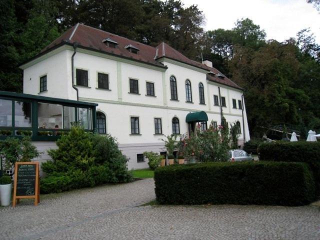 Nebozizek Hotel A Restaurant ปราก ภายนอก รูปภาพ
