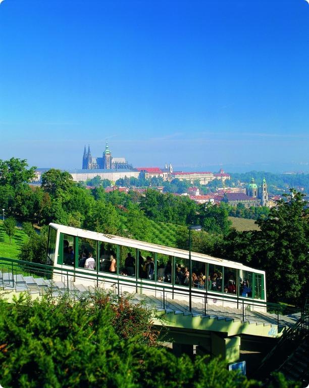 Nebozizek Hotel A Restaurant ปราก ภายนอก รูปภาพ
